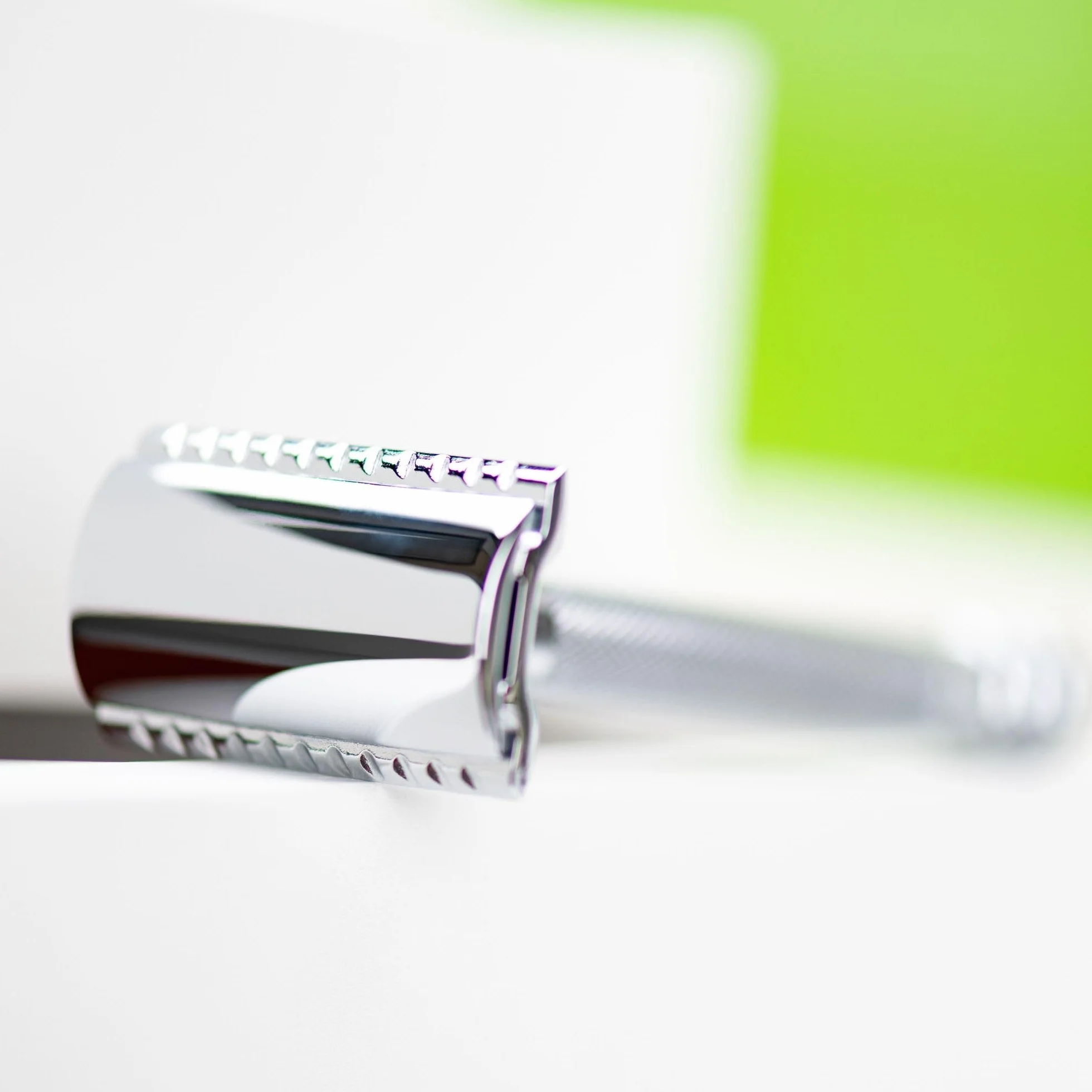 MERKUR 23C Rasoio di sicurezza – Finitura cromata lucida, manico lungo, struttura in tre pezzi, pettine chiuso, rasatura tradizionale – Made in Germany