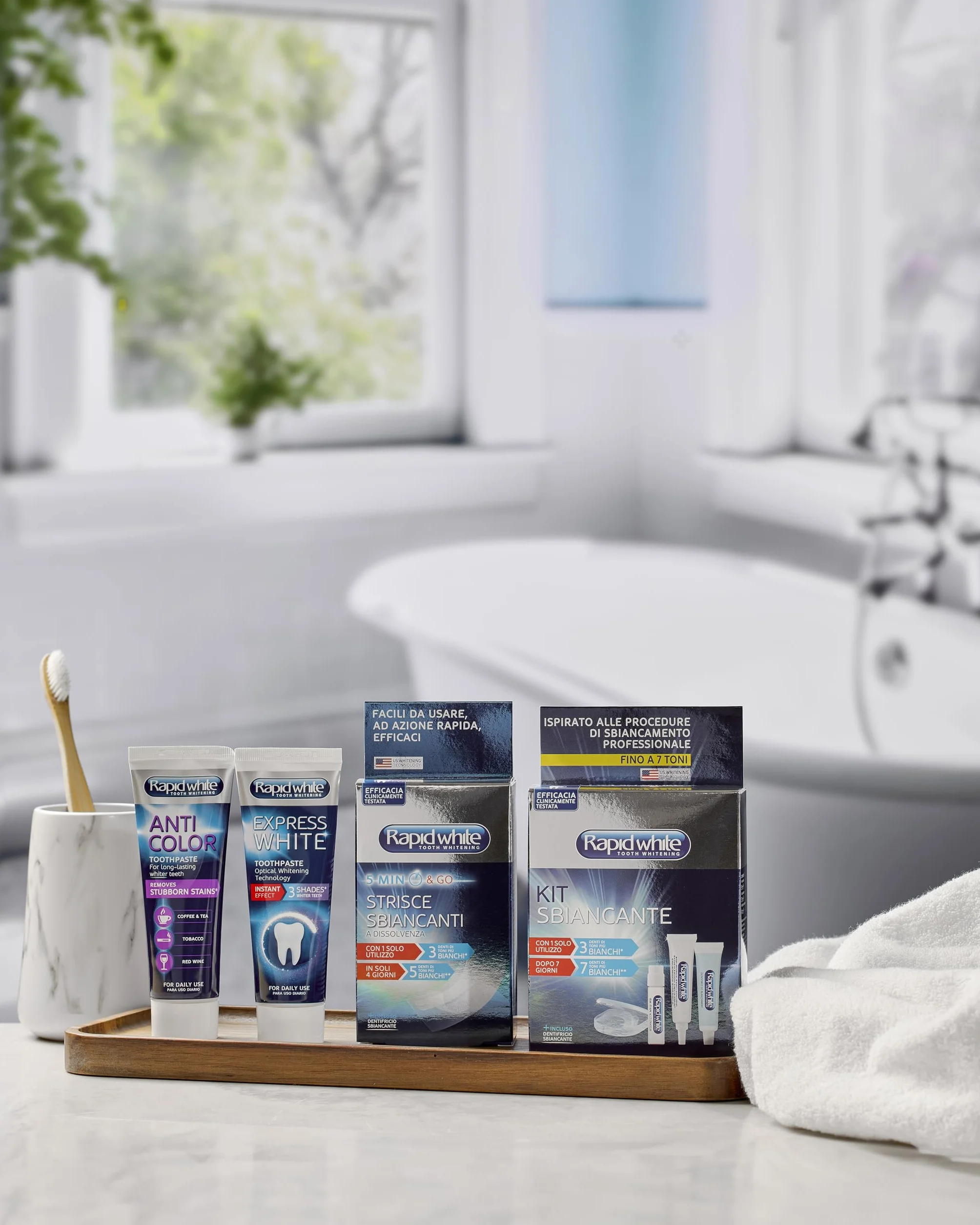 Rapid White - Strisce Sbiancanti Denti, per Uno Sbiancamento Fino a 5 Toni, Senza Perossido, Rimuove Macchie, Trattamento Rapido, Gusto Menta, Clinicamente Testato, 2x8 Strips