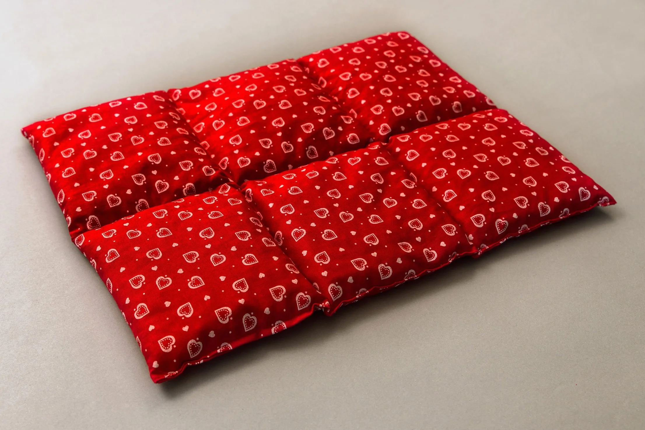 Cuscino termico con semi di lino 40x30 6 compartimenti, cuore rosso. Cuscino riscaldabile per la schiena, lo stomaco e molto altro