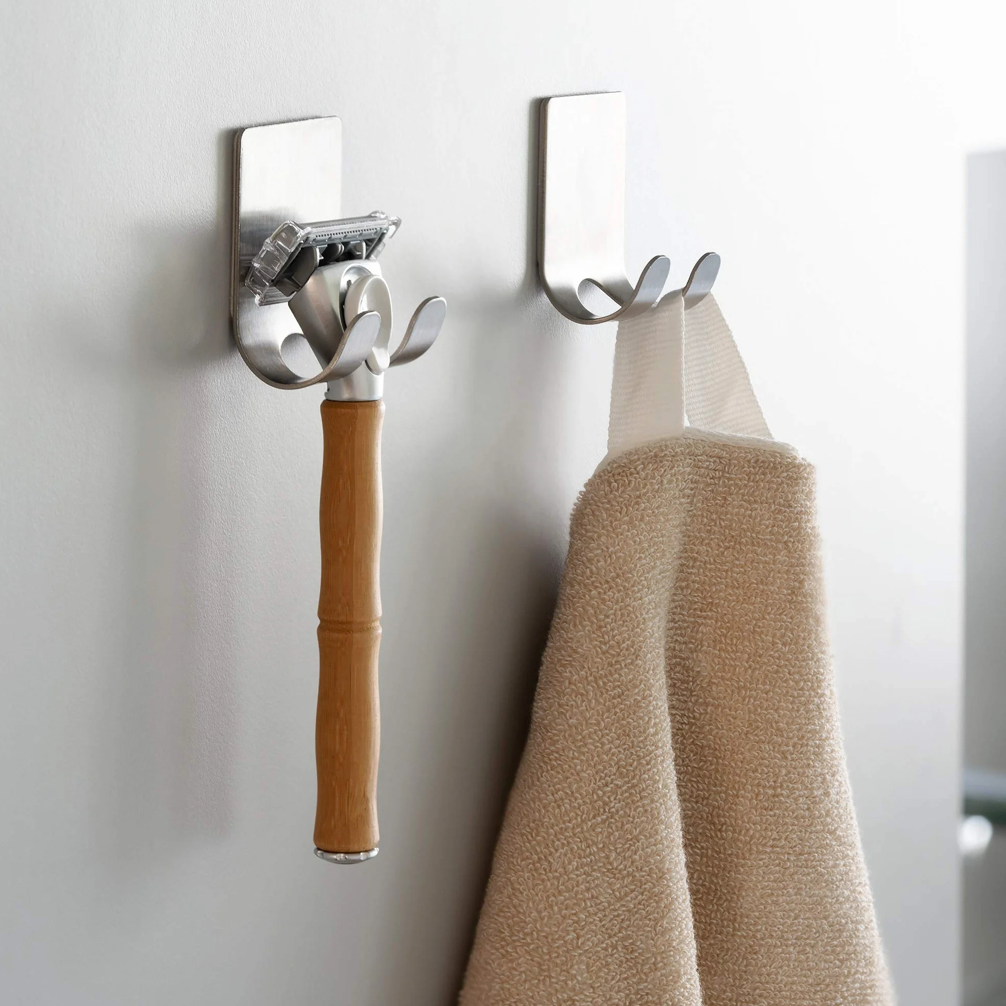 kwmobile 2X Gancio Adesivo Portarasoio in Metallo - Appendi Rasoio da Barba e Lametta Peli Gambe - Supporto Universale 45x61mm - Porta Lamette Autoadesivo Acciaio Inox