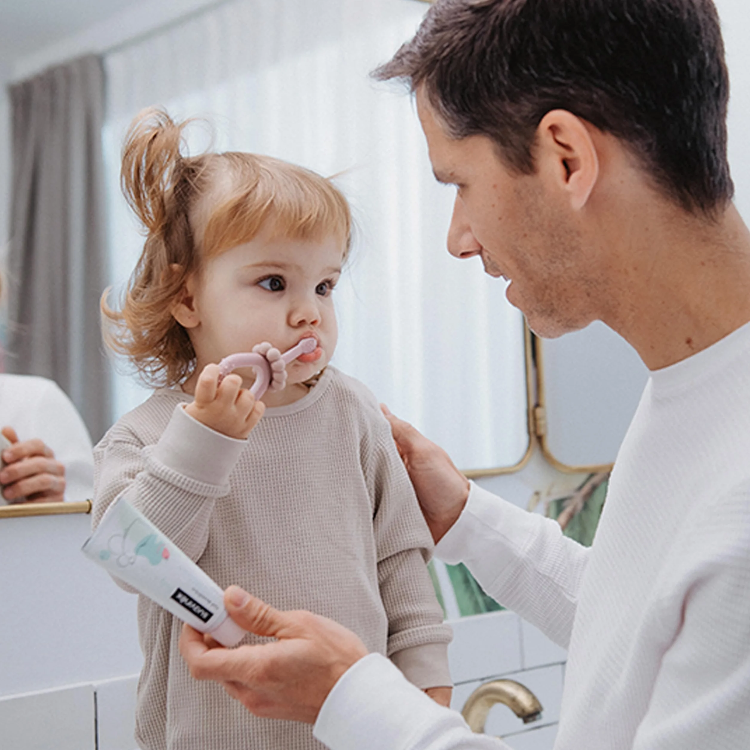 Suavinex, Spazzolino da denti per bambini da 0 a 2 anni, setole super morbide, ideale per gengive sensibili, manico ergonomico, testurizzato e antiscivolo, tappo di sicurezza, pulisci lingua, rosa