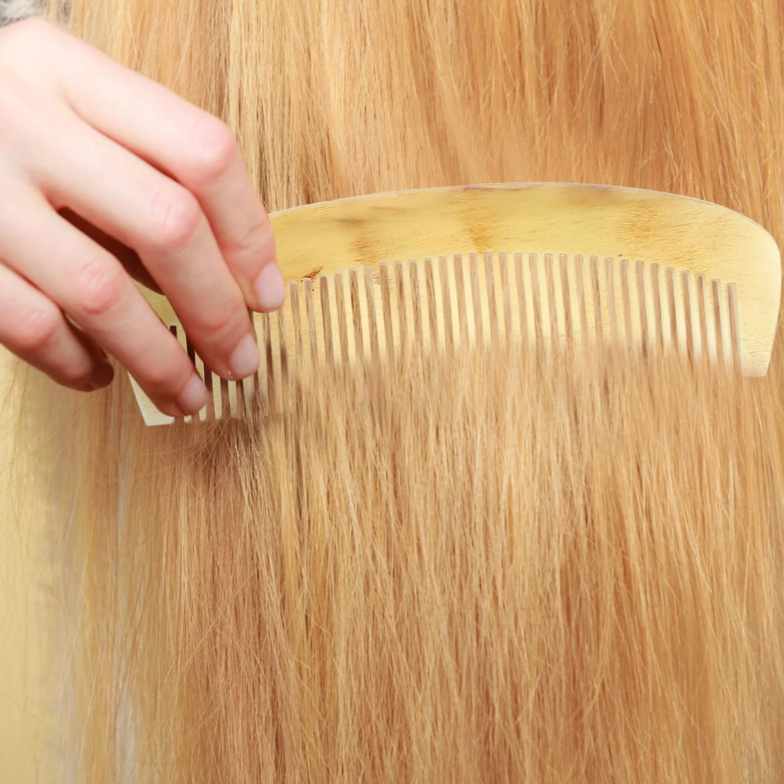 Pettine Antistatico in Corno Naturale per Donna, Previene la Caduta dei Chioma e Favorisce la Circolazione Sanguigna, per Chioma Spessi e Ricci
