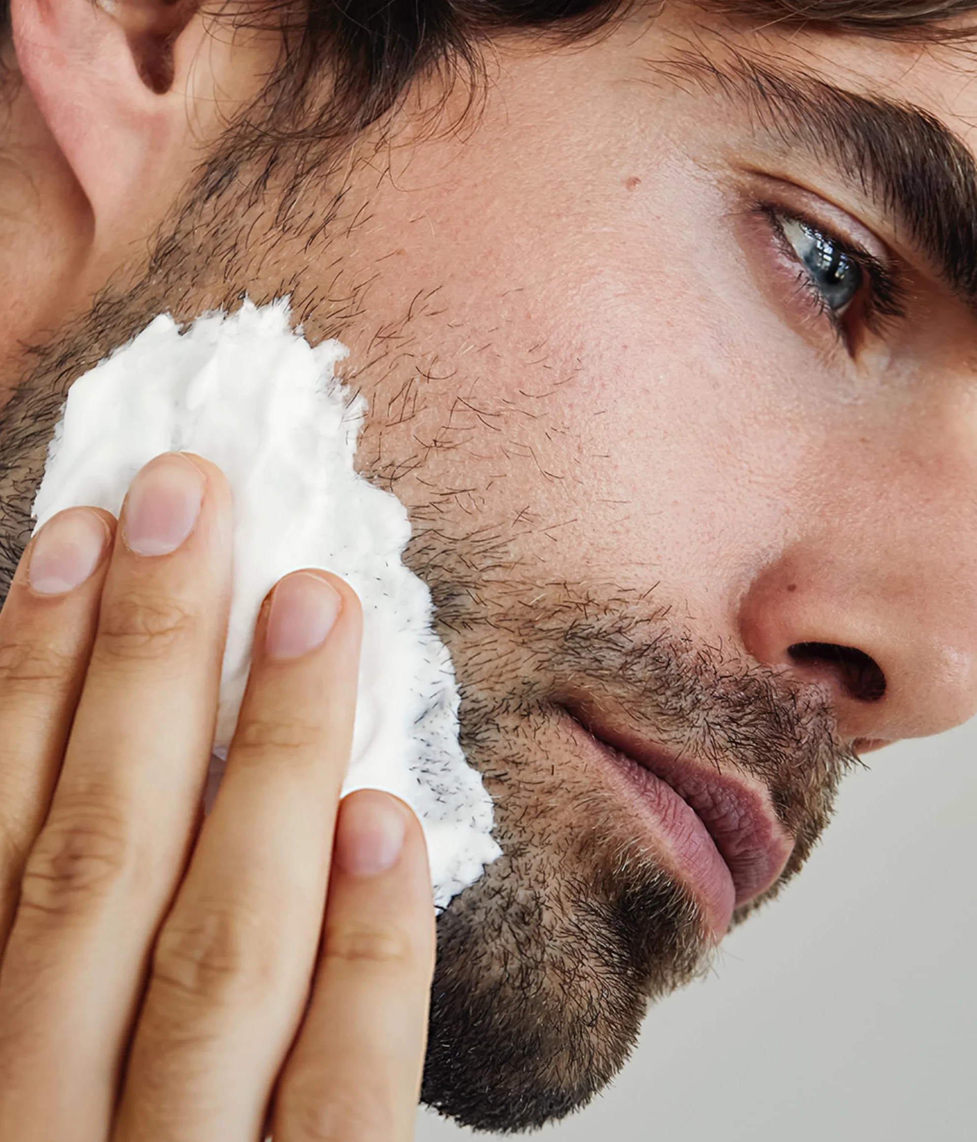 Nivea Men Sensitive - Schiuma da barba da uomo, 200 ml, con estratto di camomilla e vitamina E, per una rasatura delicata, formula protettiva contro le irritazioni cutanee