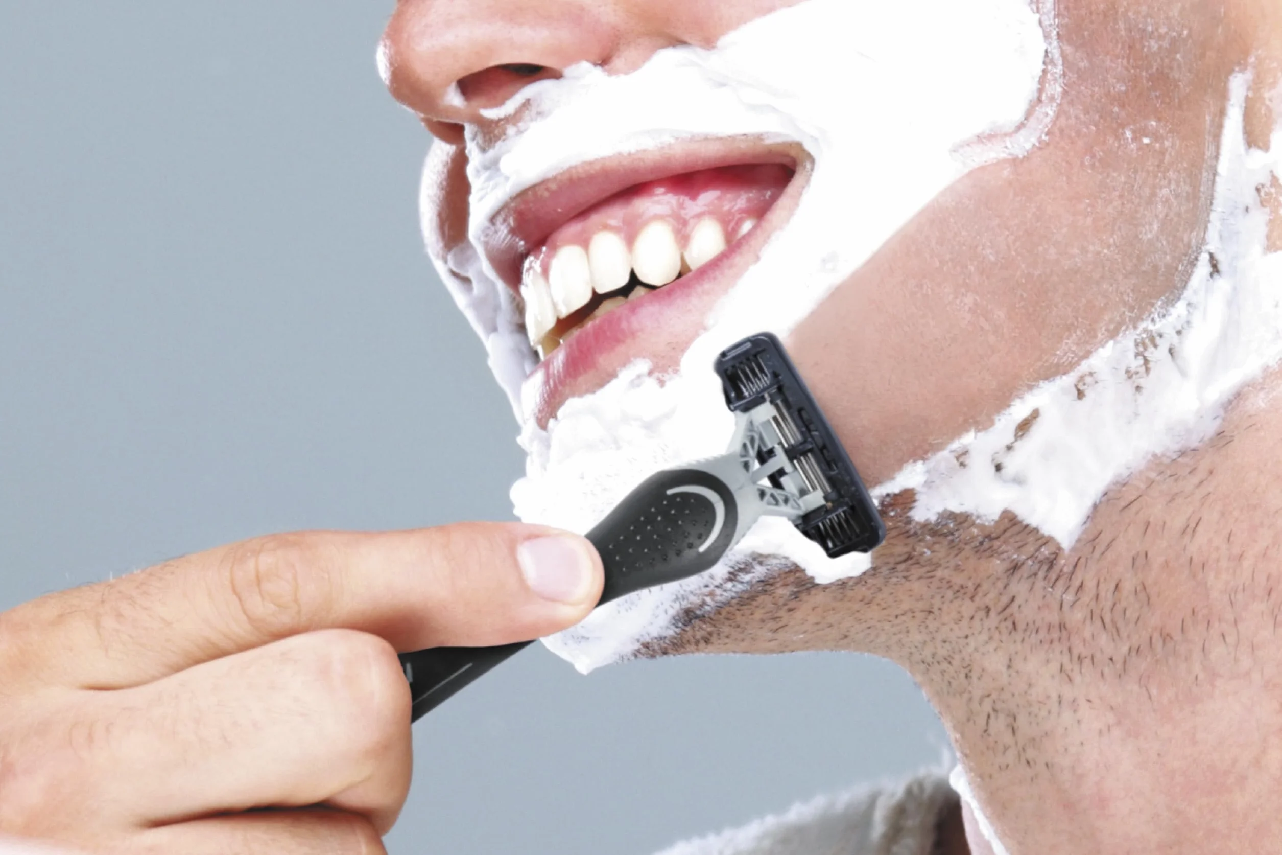 BIC 4 Flex Rasoi Usa e Getta Uomo con Barra Protettiva in Gomma e Banda Emolliente - Confezione da 8