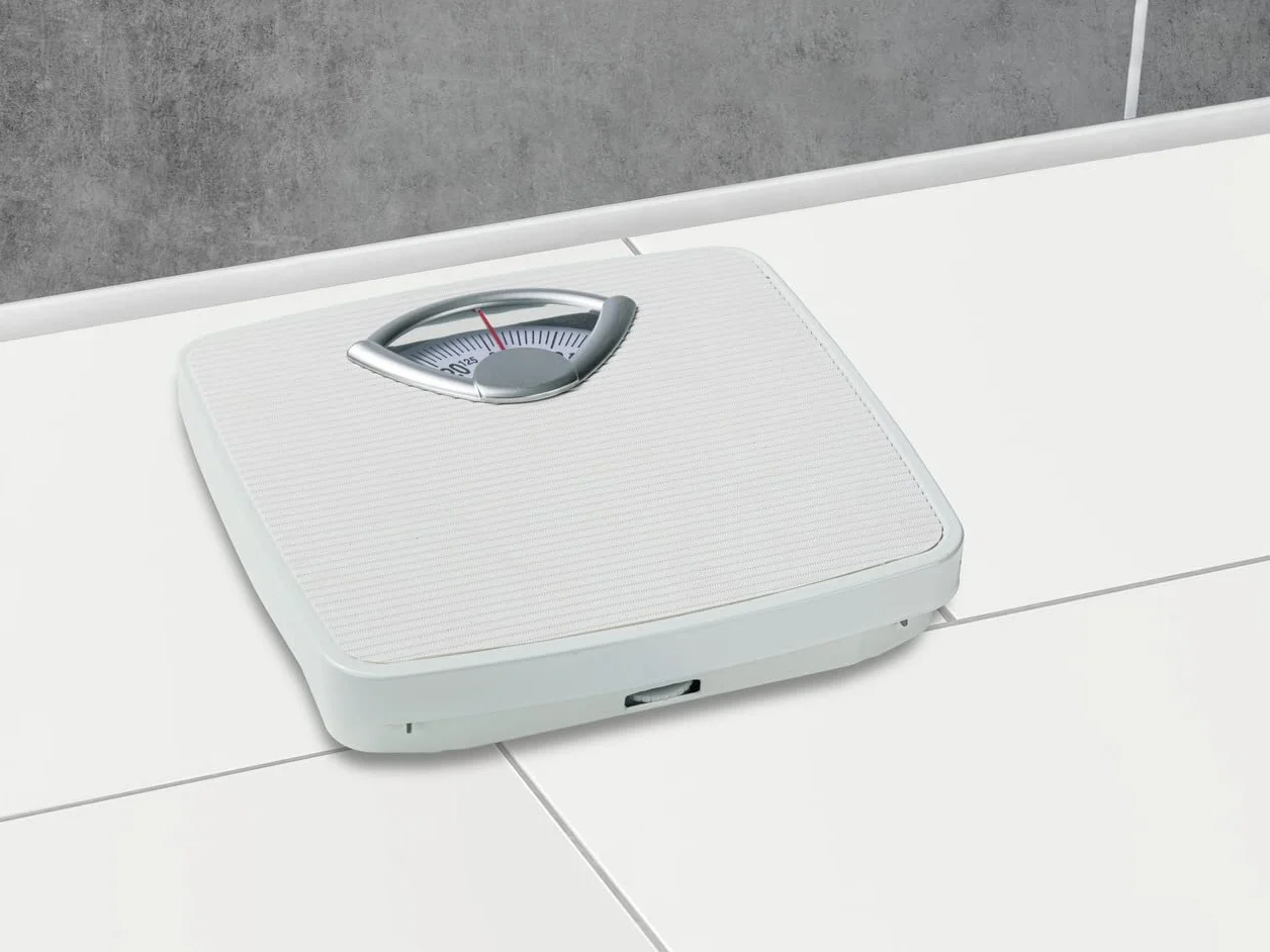 Bilancia meccanica, precisa e analogica WENKO con ampia scala e battistrada antiscivolo, campo di misura fino a 130 kg con incrementi di 1 kg, alloggiamento in metallo bianco, 27 x 4,5 x 26,5 cm