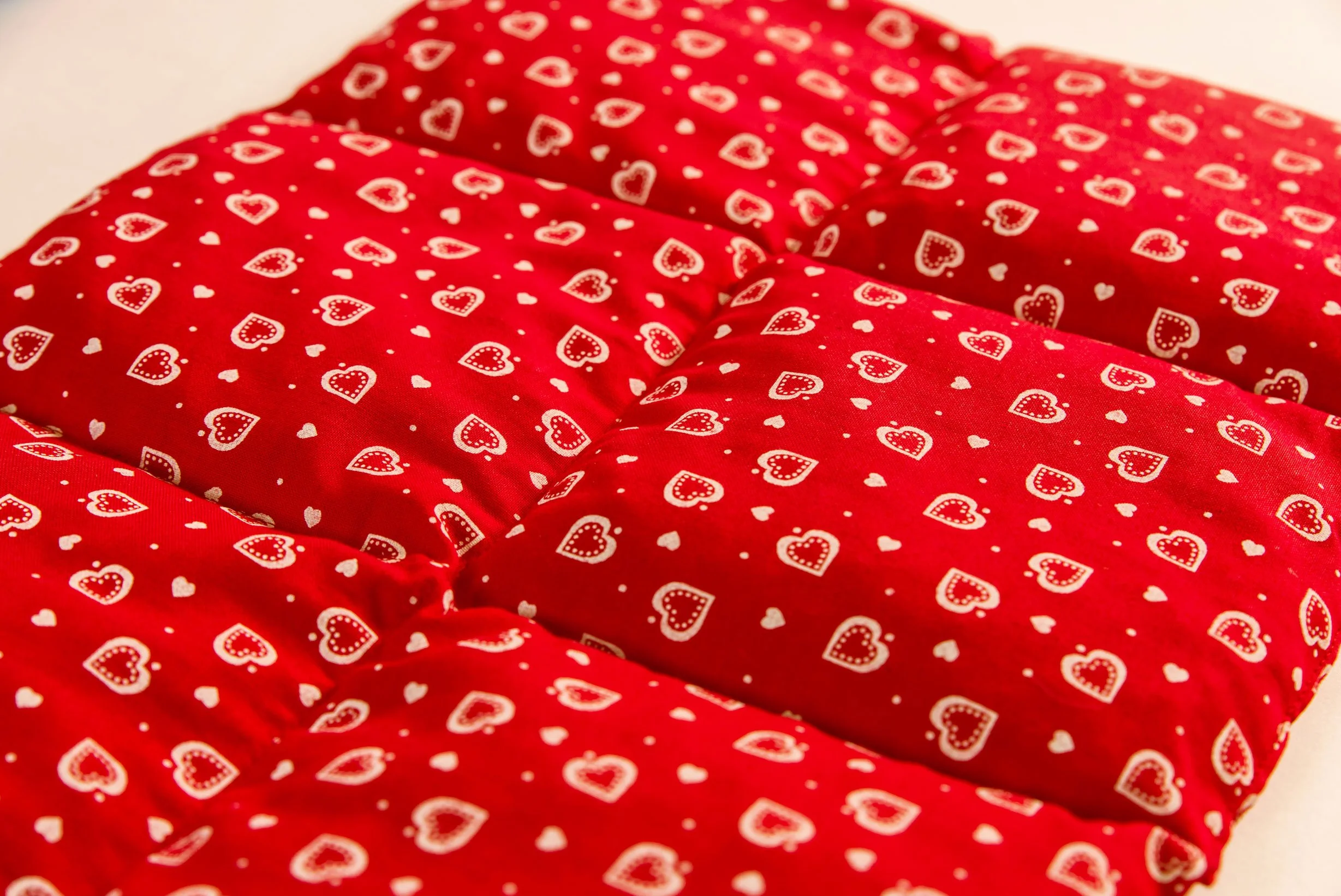 Cuscino termico con semi di lino 40x30 6 compartimenti, cuore rosso. Cuscino riscaldabile per la schiena, lo stomaco e molto altro