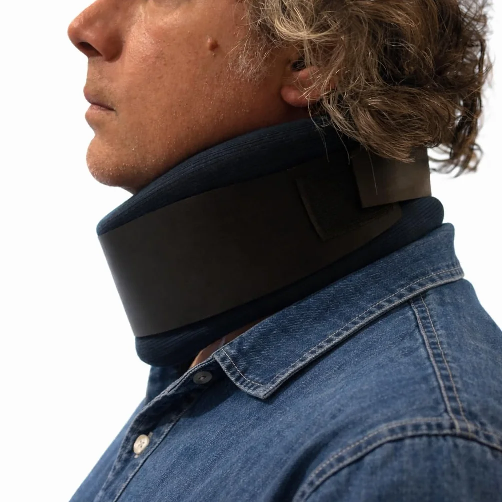 Collare Cervicale Morbido - Supporto per il Collo con Placca in Polietilene Regolabile, che Consente Maggiore Rigidità o Flessibilità - Sollievo dal Dolore alla Colonna Vertebrale - Blu