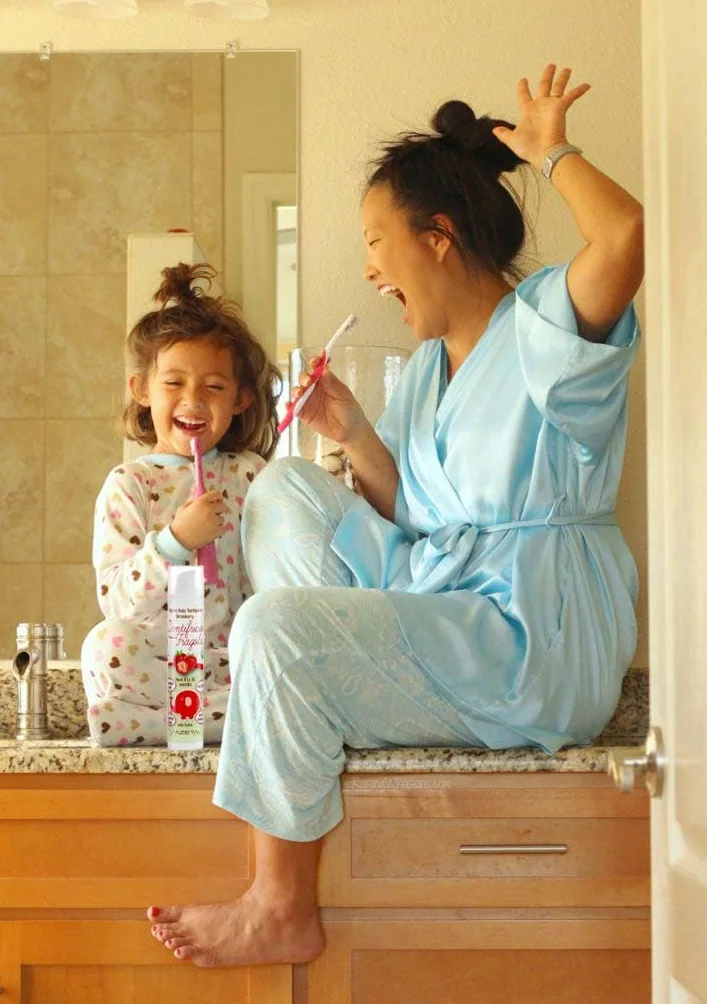 Dentifricio biologico certificato con xilitolo - Linea Bimbi (baby) - confezione da 50 ml al gusto fragola - rafforza gengive e lo smalto - non contiene fluoro