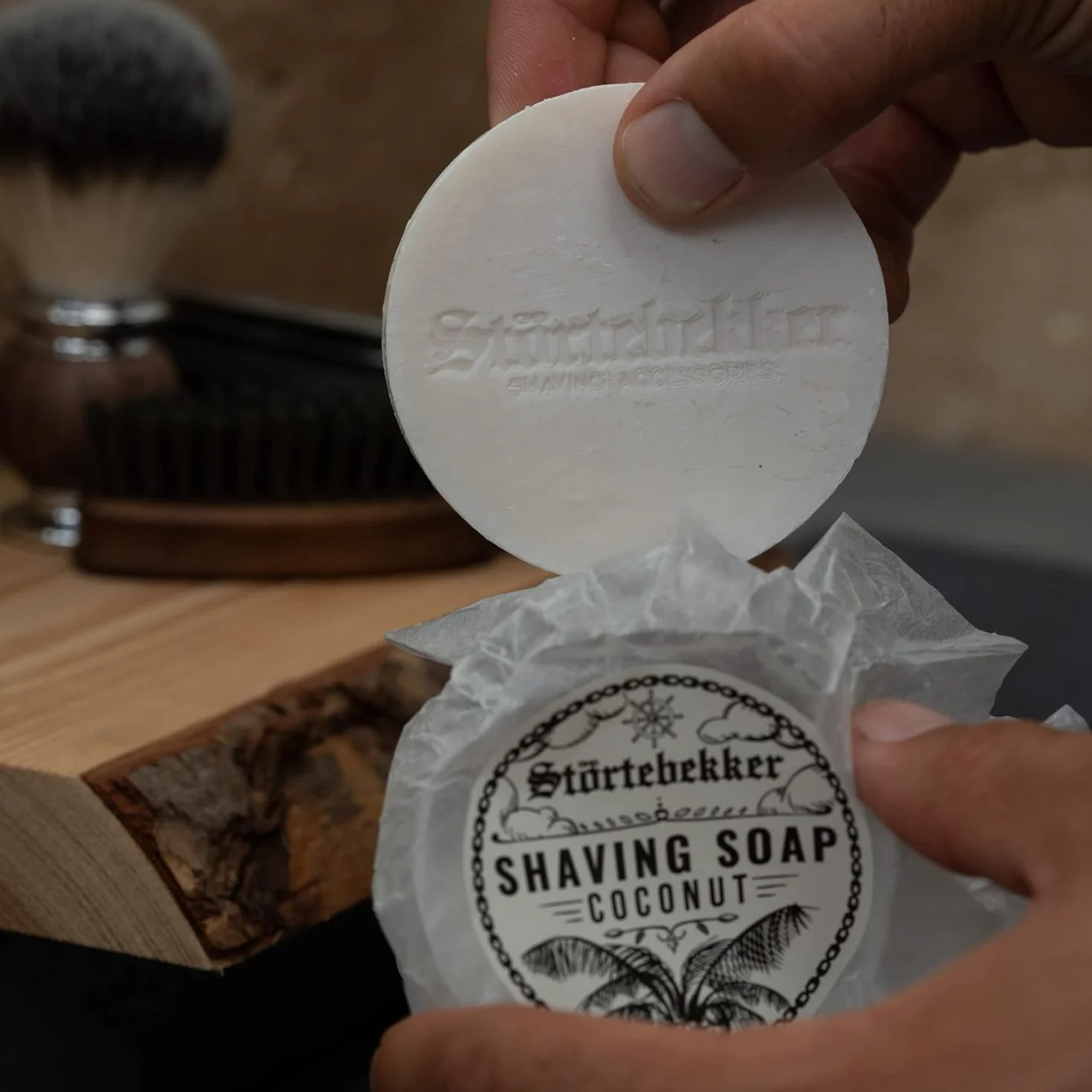 Störtebekker Premium Sapone da rasatura (Cocco) - per una ricca schiuma da barba - Perfetto per la rasatura con rasoio di sicurezza e rasoio a lama dritta - vegano - fatto a mano (70g, 1pc.)