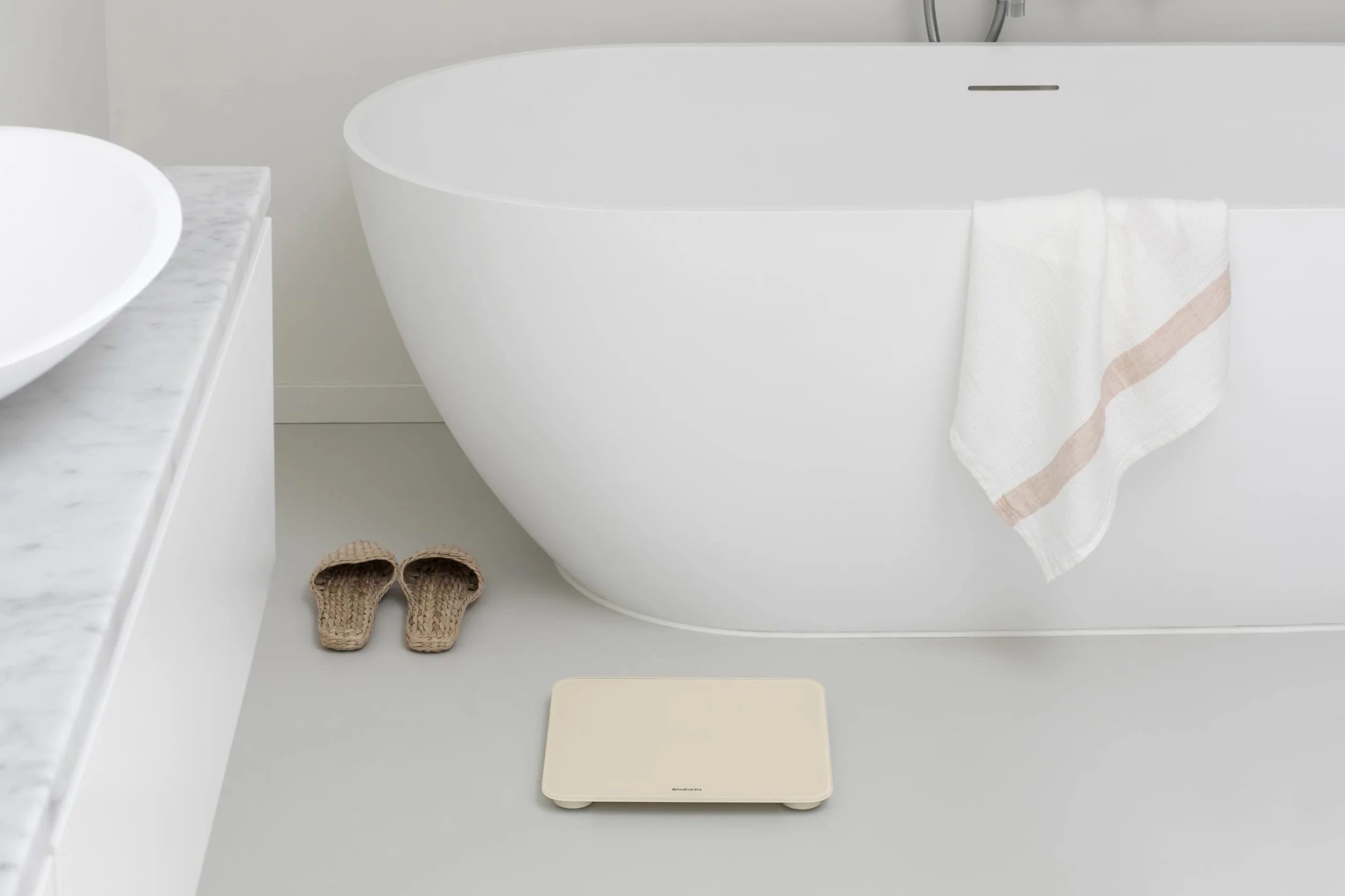 Brabantia - ReNew Bilancia Pesapersone Digitale - Bilancia con Piano in Vetro Portata 180 kg - Piedini Morbidi Antiscivolo - 4x Batterie AAA Incluse - Soft Beige - 30 x 30 cm