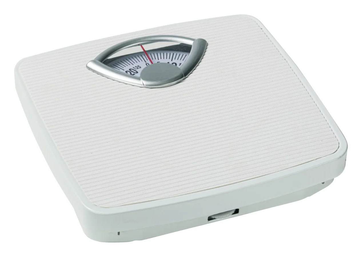 Bilancia meccanica, precisa e analogica WENKO con ampia scala e battistrada antiscivolo, campo di misura fino a 130 kg con incrementi di 1 kg, alloggiamento in metallo bianco, 27 x 4,5 x 26,5 cm
