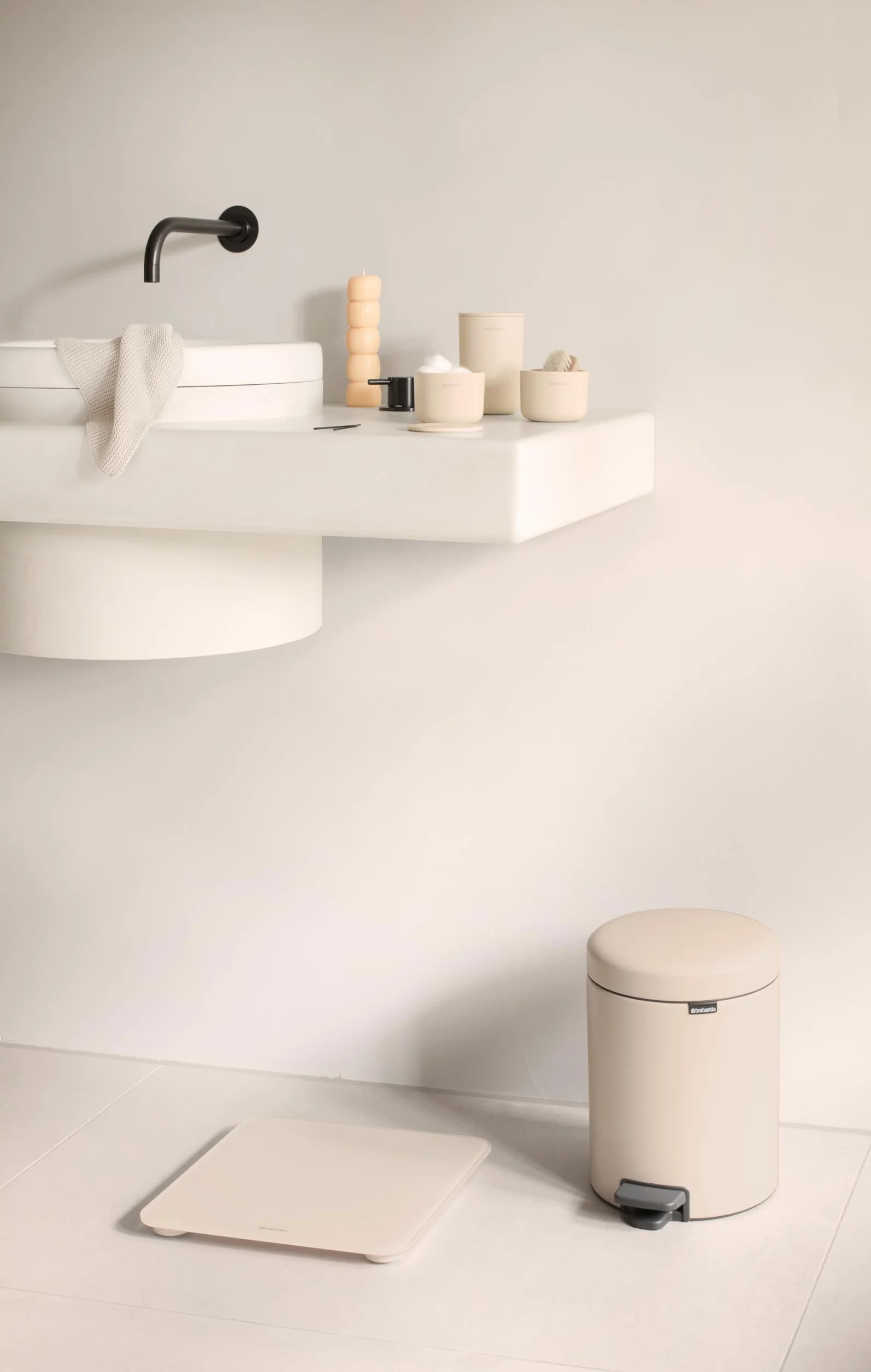 Brabantia - ReNew Bilancia Pesapersone Digitale - Bilancia con Piano in Vetro Portata 180 kg - Piedini Morbidi Antiscivolo - 4x Batterie AAA Incluse - Soft Beige - 30 x 30 cm