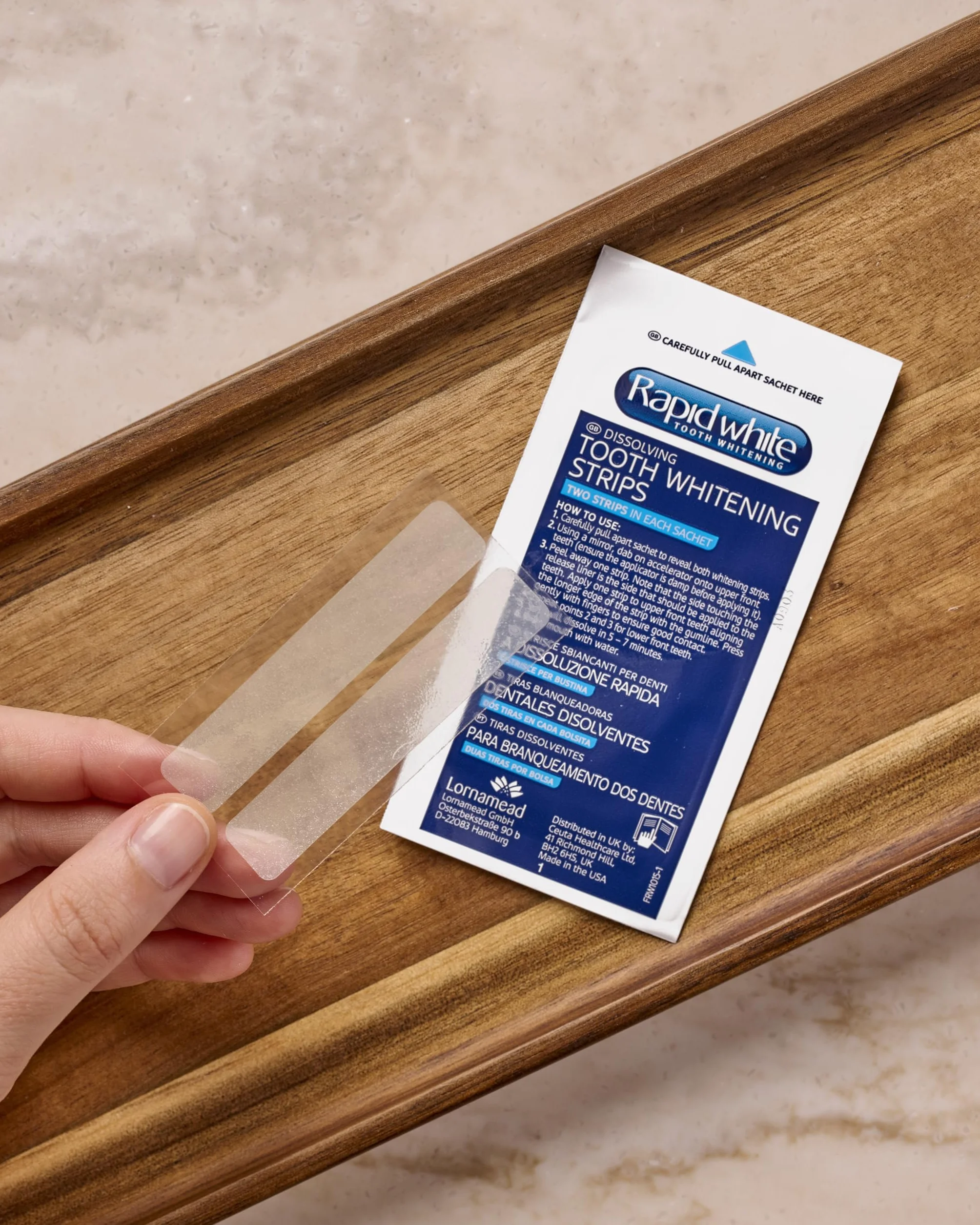 Rapid White - Strisce Sbiancanti Denti, per Uno Sbiancamento Fino a 5 Toni, Senza Perossido, Rimuove Macchie, Trattamento Rapido, Gusto Menta, Clinicamente Testato, 2x8 Strips