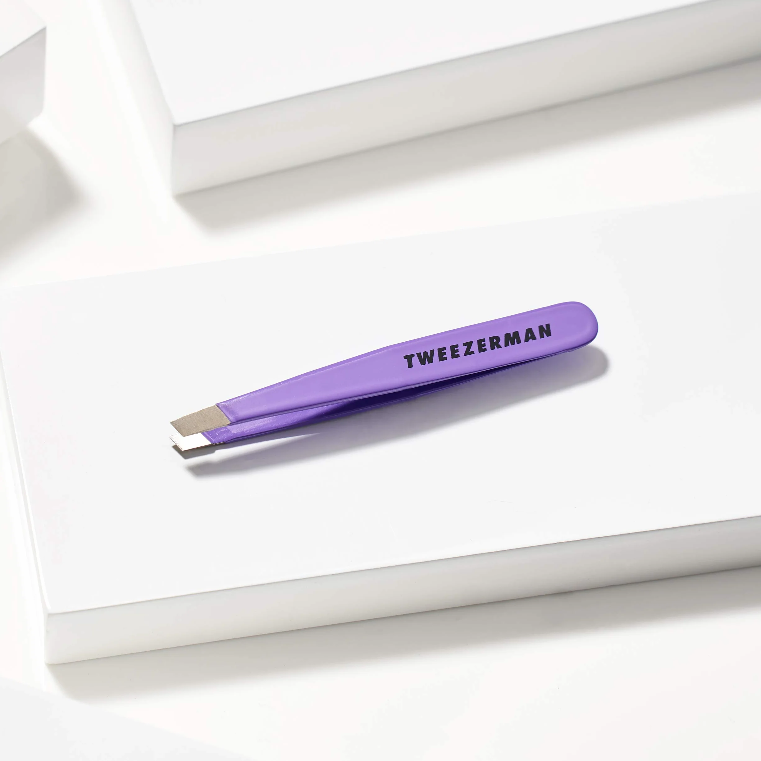 TWEEZERMAN Mini pinzetta (punte di precisione inclinate affilate a mano, qualità professionale, ergonomica, per sopracciglia, acciaio inox)