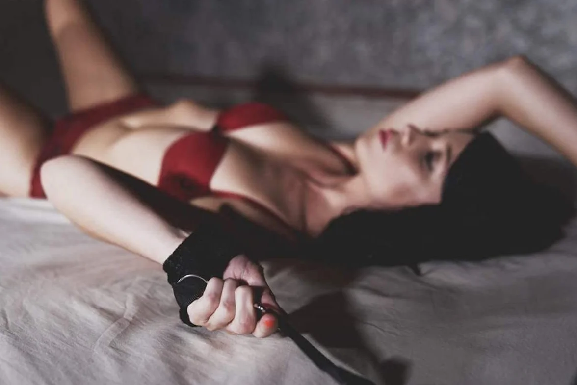 Set Bondage SM Letto Vincoli con Morsetti Capezzoli Maschera Occhi Manette Piedi Giocattoli Sesso per Principianti Coppie