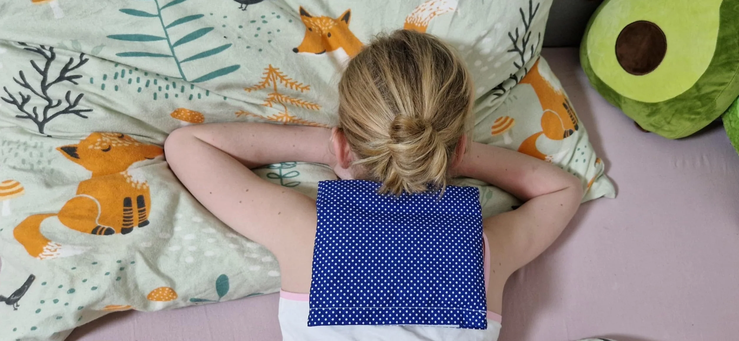 Cuscino termico ai noccioli di ciliegia 19×18 cm – dispositivo medico di classe I CE in cotone, applicazione caldo e freddo, blu con puntini bianchi