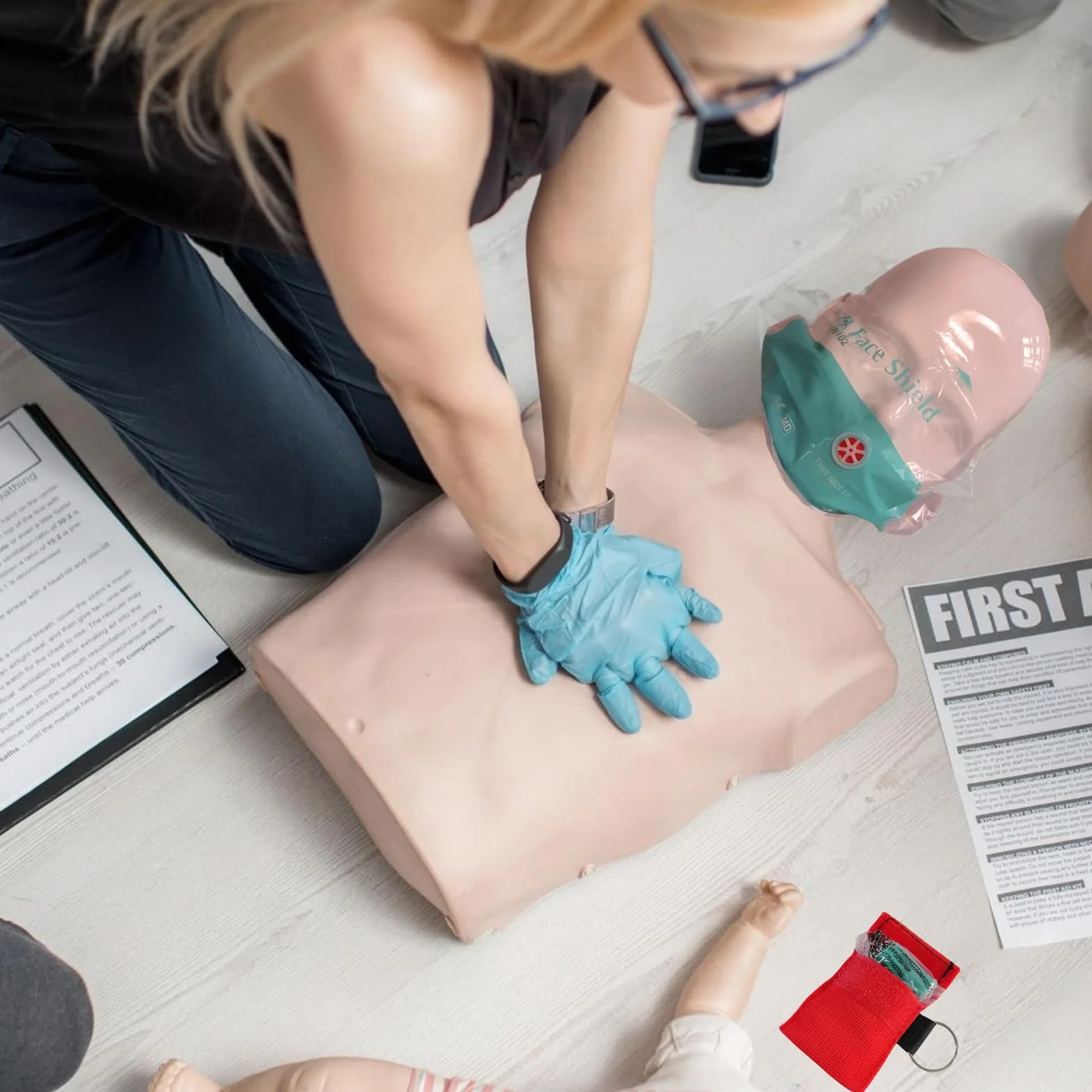 Maschera di ventilazione CPR 6 pezzi portachiavi con moschettone panno valvola ritegno barriera respiratoria tascabile primo soccorso